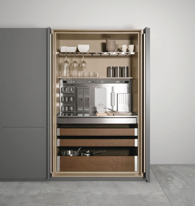 minicucina Extra di Doimo Cucine in laccato grigio opaco con armadiatura a colonna con ante rientranti minicucina Extra di Doimo Cucine in laccato grigio opaco con armadiatura a colonna con ante rientranti