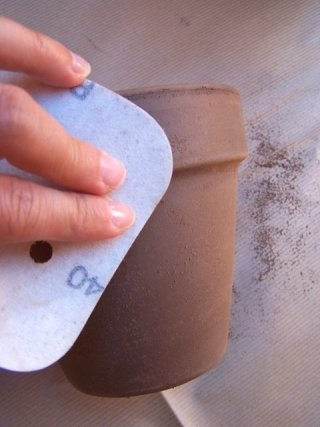 Carteggiate i vasi di terracotta (soprattutto se sporchi e di recupero) con la carta vetrata e pulita la superficie con una spazzola o un pennello per togliere tutta la polvere Carteggiate i vasi di terracotta (soprattutto se sporchi e di recupero) con la carta vetrata e pulita la superficie con una spazzola o un pennello per togliere tutta la polvere