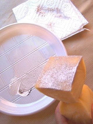 Per decorare il primo vaso, posizionate lo stencil e fissatelo con del nastro carta. In un piattino mescolate del bianco non diluito con una punta di marrone per creare un beige e immergetevi un angolo della spugna asciutta. Ricordatevi di scaricare il colore in eccesso su un foglio di carta da cucina Per decorare il primo vaso, posizionate lo stencil e fissatelo con del nastro carta. In un piattino mescolate del bianco non diluito con una punta di marrone per creare un beige e immergetevi un angolo della spugna asciutta. Ricordatevi di scaricare il colore in eccesso su un foglio di carta da cucina