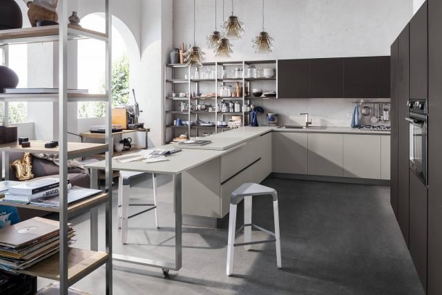 Per Veneta Cucine il modello più venduto è Start Time: le forme essenziali, l'ampia possibilità di combinazioni e una grande varietà cromatica, tra colori lucidi e opachi e finiture legno, sono le caratteristiche che le permettono di soddisfare ogni esigenza. Le ante, in alternativa alla maniglia e alla gola piatta, possono essere dotate del sistema di apertura J che ne facilita l'impugnatura e la durata. Mobile da 60 cm con un'anta, prezzo a partire da 246 euro. www.venetacucine.com Per Veneta Cucine il modello più venduto è Start Time: le forme essenziali, l'ampia possibilità di combinazioni e una grande varietà cromatica, tra colori lucidi e opachi e finiture legno, sono le caratteristiche che le permettono di soddisfare ogni esigenza. Le ante, in alternativa alla maniglia e alla gola piatta, possono essere dotate del sistema di apertura J che ne facilita l'impugnatura e la durata. Mobile da 60 cm con un'anta, prezzo a partire da 246 euro. www.venetacucine.com