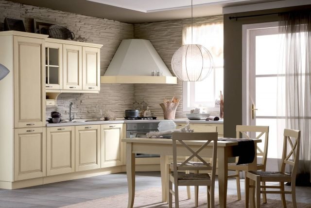 cucina con i pensili Memory di Veneta Cucine è la cucina con pensili che ha le ante a telaio con pannello bugnato realizzate in frassino laccato bianco antico e impreziosite dalle maniglie Memory nella finitura anticata. Lo stile classico, la colorazione chiara e i dettagli ricercati, come la cornice sui pensili e sulle colonne, la rendono un modello senza tempo. La cappa angolare completa la zona cottura. Una base da 60 cm, prezzo 256 euro per la versione base. Il pensile da 45 cm, prezzo 189 euro per la versione base. w HYPERLINK "http://Www.venetacucine.com/"ww.venetacucine.com cucina con i pensili Memory di Veneta Cucine è la cucina con pensili che ha le ante a telaio con pannello bugnato realizzate in frassino laccato bianco antico e impreziosite dalle maniglie Memory nella finitura anticata. Lo stile classico, la colorazione chiara e i dettagli ricercati, come la cornice sui pensili e sulle colonne, la rendono un modello senza tempo. La cappa angolare completa la zona cottura. Una base da 60 cm, prezzo 256 euro per la versione base. Il pensile da 45 cm, prezzo 189 euro per la versione base. w HYPERLINK "http://Www.venetacucine.com/"ww.venetacucine.com