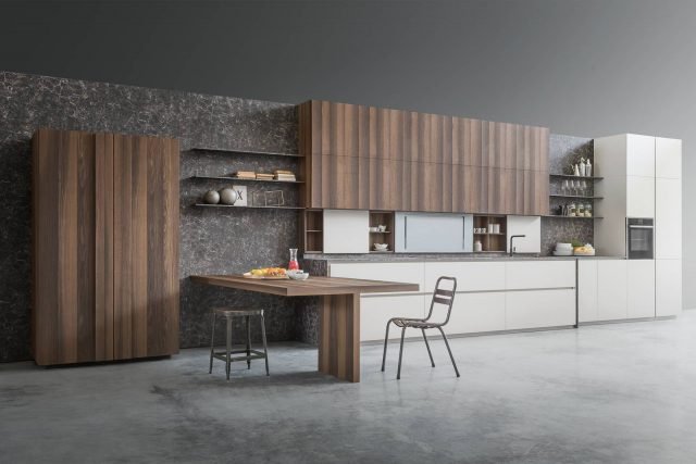 Grazie al design lineare e ai materiali pregiati che la rendono senza tempo, Axis è il modello più venduto di Zampieri Cucine. Le ante con apertura a gola sono nella finitura laccata goffrata /Matt e in legno, nella variante Rovere Fossile con una venatura importante che si trasforma in un vero e proprio elemento decorativo. Base da 60 cm: prezzo 357,46 euro. www.zampiericucine.it Grazie al design lineare e ai materiali pregiati che la rendono senza tempo, Axis è il modello più venduto di Zampieri Cucine. Le ante con apertura a gola sono nella finitura laccata goffrata /Matt e in legno, nella variante Rovere Fossile con una venatura importante che si trasforma in un vero e proprio elemento decorativo. Base da 60 cm: prezzo 357,46 euro. www.zampiericucine.it