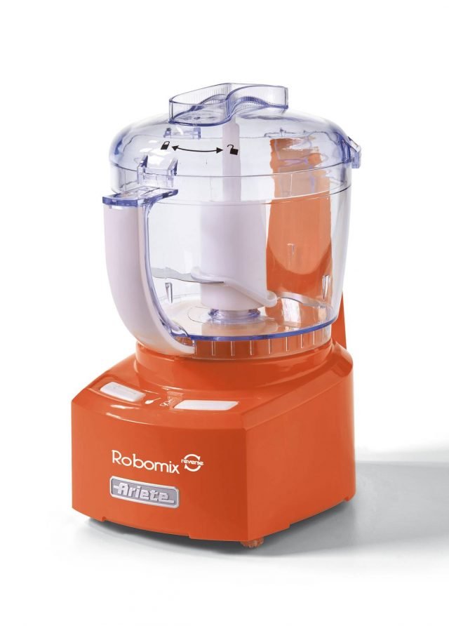 robot multifunzione Ha potenza di 350 watt, lama in acciaio inox e è fornito anche con disco per montare il robot compatto Robomix Reverse di Ariete. Grazie all’opzione reverse unisce più funzioni, ovvero l’utilizzo della stessa lama che gira in entrambi i sensi: da un verso per tritare e all’opposto per impastare. La ciotola è capiente 400 ml. Prezzo 40 euro. www.ariete.net robot multifunzione Ha potenza di 350 watt, lama in acciaio inox e è fornito anche con disco per montare il robot compatto Robomix Reverse di Ariete. Grazie all’opzione reverse unisce più funzioni, ovvero l’utilizzo della stessa lama che gira in entrambi i sensi: da un verso per tritare e all’opposto per impastare. La ciotola è capiente 400 ml. Prezzo 40 euro. www.ariete.net