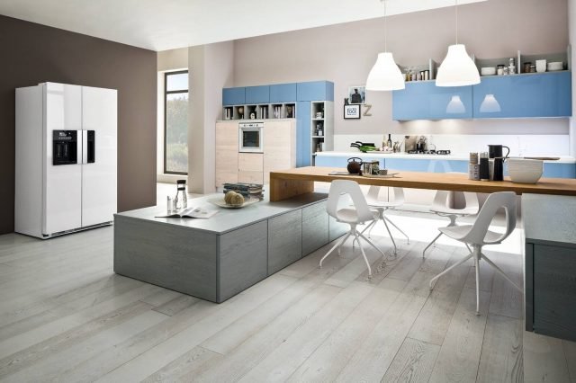 La cucina Zenzero alterna le ante impiallacciate rovere nodato e tinto talco a quelle laccate lucido celeste: è il modello più venduto di Arrex. Il piano è realizzato in laminato Bianco Dax Stone con bordo Unicolor, mentre il top del grande bancone snack che domina l'ambiente è impiallacciato rovere in tinta Naturale. Le ante con apertura a gola rendono l'estetica compatta e elegante. Una base da 60 cm, prezzo 341,60 euro. www.arrex.it La cucina Zenzero alterna le ante impiallacciate rovere nodato e tinto talco a quelle laccate lucido celeste: è il modello più venduto di Arrex. Il piano è realizzato in laminato Bianco Dax Stone con bordo Unicolor, mentre il top del grande bancone snack che domina l'ambiente è impiallacciato rovere in tinta Naturale. Le ante con apertura a gola rendono l'estetica compatta e elegante. Una base da 60 cm, prezzo 341,60 euro. www.arrex.it