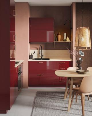 La composizione di Ikea Italia, che si sviluppa angolarmente, è caratterizzata dalle ante Kallarp con lamina in plastica in una ricercata colorazione mogano che danno vita ad una superficie molto lucida, facile da pulire; sono garantite 25 anni. Un' anta Kallarp misura L 60 x P 80 cm, prezzo 48 euro. www.ikea.com La composizione di Ikea Italia, che si sviluppa angolarmente, è caratterizzata dalle ante Kallarp con lamina in plastica in una ricercata colorazione mogano che danno vita ad una superficie molto lucida, facile da pulire; sono garantite 25 anni. Un' anta Kallarp misura L 60 x P 80 cm, prezzo 48 euro. www.ikea.com