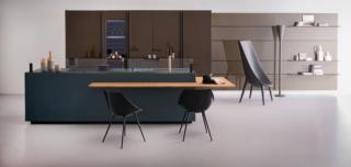 È dominata dalla presenza dell'isola compatta che ha le ante in vetro in una ricercata sfumatura di blu ed è corredata del nuovo bancone Insula in bambù e del pratico paraschizzi in vetro trasparente, la cucina della collezione Artematica Soft Outline Vetro di Valcucine. La grande armadiatura a parete, composta da colonne nei toni del marrone, ospita la dispensa, una capiente cantinetta e gli elettrodomestici. Prezzo su richiesta. www.valcucine.com È dominata dalla presenza dell'isola compatta che ha le ante in vetro in una ricercata sfumatura di blu ed è corredata del nuovo bancone Insula in bambù e del pratico paraschizzi in vetro trasparente, la cucina della collezione Artematica Soft Outline Vetro di Valcucine. La grande armadiatura a parete, composta da colonne nei toni del marrone, ospita la dispensa, una capiente cantinetta e gli elettrodomestici. Prezzo su richiesta. www.valcucine.com