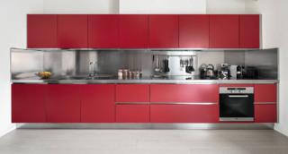 Rosso lacca per la composizione a parete Atelier di Abimis che è caratterizzata dalle ante squadrate e lisce, delle basi e dei pensili, realizzate in pregiato e resistente acciaio inox inossidabile AISI 304 verniciato. L'assenza delle maniglie sottolinea lo stile pulito e ordinato della cucina e mette in evidenza l'intensa e scenografica colorazione. Prezzo su richiesta. www.abimis.com Rosso lacca per la composizione a parete Atelier di Abimis che è caratterizzata dalle ante squadrate e lisce, delle basi e dei pensili, realizzate in pregiato e resistente acciaio inox inossidabile AISI 304 verniciato. L'assenza delle maniglie sottolinea lo stile pulito e ordinato della cucina e mette in evidenza l'intensa e scenografica colorazione. Prezzo su richiesta. www.abimis.com