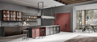 Fa parte della collezione Eclettica di Scandola l'ampia composizione “illuminata” dall'armadiatura a parete con le ante lisce Iride nella finitura Rosso Granata coordinate con quelle delle basi dell'isola rettangolare posta al centro della composizione. Il top è realizzato in pregiata Pietra Piasentina mentre le ante delle basi a parete sono declinate nella finitura Wengé. Un modulo base da 60 cm, prezzo 628 euro. www.scandolamobili.it Fa parte della collezione Eclettica di Scandola l'ampia composizione “illuminata” dall'armadiatura a parete con le ante lisce Iride nella finitura Rosso Granata coordinate con quelle delle basi dell'isola rettangolare posta al centro della composizione. Il top è realizzato in pregiata Pietra Piasentina mentre le ante delle basi a parete sono declinate nella finitura Wengé. Un modulo base da 60 cm, prezzo 628 euro. www.scandolamobili.it