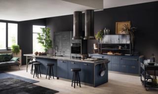 La cucina Diesel Get Together di Scavolini ruota intorno al blocco operativo centrale che ha le ante  in impiallacciato Ruxe Blu con maniglie ponte Softcut e piano top in acciaio Drip Metal: l'intensa colorazione nei toni del blu dà vita ad un ambiente originale e estremamente contemporaneo. Sono presenti anche un armadio dispensa e una colonna elettrodomestici con le ante in decorativo effetto lavagna Ink Black. Prezzo su richiesta. www.scavolini.com La cucina Diesel Get Together di Scavolini ruota intorno al blocco operativo centrale che ha le ante  in impiallacciato Ruxe Blu con maniglie ponte Softcut e piano top in acciaio Drip Metal: l'intensa colorazione nei toni del blu dà vita ad un ambiente originale e estremamente contemporaneo. Sono presenti anche un armadio dispensa e una colonna elettrodomestici con le ante in decorativo effetto lavagna Ink Black. Prezzo su richiesta. www.scavolini.com