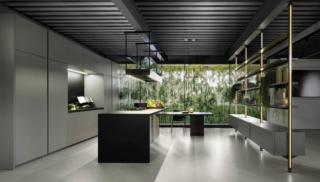 La composizione Lain di Euromobil si articola in una sezione a parete con le ante lisce realizzate in Ecolaccato ottanio, una finitura opaca, morbida come la seta al tatto, ottenuta con vernice atossica all'acqua che riduce del 95% l'emissione di solventi inquinanti. Al centro trova posto l'isola con i fuochi in cui si innesta il tavolo. Un modulo base da 60 cm, prezzo 249 euro + IVA. www.euromobil.com La composizione Lain di Euromobil si articola in una sezione a parete con le ante lisce realizzate in Ecolaccato ottanio, una finitura opaca, morbida come la seta al tatto, ottenuta con vernice atossica all'acqua che riduce del 95% l'emissione di solventi inquinanti. Al centro trova posto l'isola con i fuochi in cui si innesta il tavolo. Un modulo base da 60 cm, prezzo 249 euro + IVA. www.euromobil.com