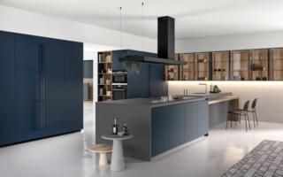 Ante in laccato opaco blu notte per le basi dell'isola e le colonne dell'armadiatura che compongono la cucina aperta sul living Time03 di Arredo3; l'apertura push-pull dà vita ad una superficie uniforme in grado di esaltare la colorazione. L'isola è composta da due corpi principali con il piano di lavoro in Cosmolite star grey. Prezzo su richiesta. www.arredo3.it Ante in laccato opaco blu notte per le basi dell'isola e le colonne dell'armadiatura che compongono la cucina aperta sul living Time03 di Arredo3; l'apertura push-pull dà vita ad una superficie uniforme in grado di esaltare la colorazione. L'isola è composta da due corpi principali con il piano di lavoro in Cosmolite star grey. Prezzo su richiesta. www.arredo3.it