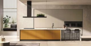 Ante color Ocra per le basi della lunga isola attrezzata, con la zona cottura e il lavello, che domina la cucina Traccia di Febal Casa; l'armadiatura a parete è declinata in Grigio seta che illumina l'ambiente. Il piano di lavoro in Marmo Carrara completa la composizione. Un modulo base da 60 cm, prezzo a partire da 97 euro. www.febalcasa.com Ante color Ocra per le basi della lunga isola attrezzata, con la zona cottura e il lavello, che domina la cucina Traccia di Febal Casa; l'armadiatura a parete è declinata in Grigio seta che illumina l'ambiente. Il piano di lavoro in Marmo Carrara completa la composizione. Un modulo base da 60 cm, prezzo a partire da 97 euro. www.febalcasa.com