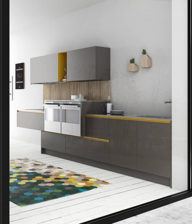 Cromatika di Doimo Cucine è resa speciale dagli elementi sospesi e dai contrasti tra le diverse finitura delle ante, il nobilitato grigio piombo opaco e i dettagli laccati giallo sole. Modello più venduto dell'azienda, ha forme rigorose sottolineate dall'apertura push pull delle ante e dalla cappa integrata; una pannellatura in laminato olmo corda collega le basi e i pensili. I vani a giorno in lamiera, presenti su pensili e colonne, spezzano la composizione; il piano è realizzato in acciaio inox. Base da 60 cm per lavello: prezzo 136 euro. www.doimocucine.it Cromatika di Doimo Cucine è resa speciale dagli elementi sospesi e dai contrasti tra le diverse finitura delle ante, il nobilitato grigio piombo opaco e i dettagli laccati giallo sole. Modello più venduto dell'azienda, ha forme rigorose sottolineate dall'apertura push pull delle ante e dalla cappa integrata; una pannellatura in laminato olmo corda collega le basi e i pensili. I vani a giorno in lamiera, presenti su pensili e colonne, spezzano la composizione; il piano è realizzato in acciaio inox. Base da 60 cm per lavello: prezzo 136 euro. www.doimocucine.it