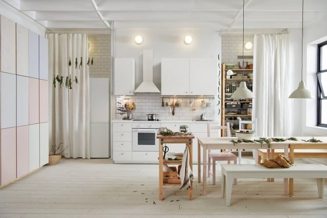 cucina con i pensili Di Ikea Italia è la cucina con pensili che si apre completamente sul living dando vita ad una zona giorno accogliente e luminosa. Gli elementi hanno le ante HÄggeby realizzate in melammina bianca che rendono la superficie resistente e facile da pulire. Una base da 60 cm con gambe e pomello Bagganas, prezzo 54 euro per la finitura base. Il pensile da 40 cm con quattro pomelli Bagganas, prezzo 32 euro per la finitura base. w HYPERLINK "http://Www.ikea.com/"ww.ikea.com cucina con i pensili Di Ikea Italia è la cucina con pensili che si apre completamente sul living dando vita ad una zona giorno accogliente e luminosa. Gli elementi hanno le ante HÄggeby realizzate in melammina bianca che rendono la superficie resistente e facile da pulire. Una base da 60 cm con gambe e pomello Bagganas, prezzo 54 euro per la finitura base. Il pensile da 40 cm con quattro pomelli Bagganas, prezzo 32 euro per la finitura base. w HYPERLINK "http://Www.ikea.com/"ww.ikea.com