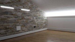 Battiscopa radiante Thermodul by Hekos, incassato in parete in pietra Battiscopa radiante Thermodul by Hekos, incassato in parete in pietra