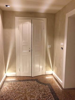 Riscaldamento a battiscopa con luce led Thermodul by Hekos Riscaldamento a battiscopa con luce led Thermodul by Hekos