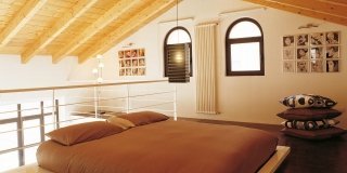 soppalco camera da letto sottotetto con spiovente in legno