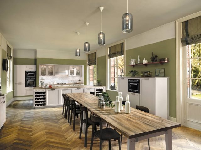 cucina con i pensili Scarlett di Schmidt è la cucina con pensili dotati di ante in vetro trasparente che alleggeriscono la composizione; è caratterizzata da uno stile inglese che la rende un modello senza tempo. Sono presenti numerosi elementi contenitore con altezze diverse, inoltre l'isola è corredata di due cantinette laterali. Le ante modanate sono realizzate in Mdf laccato micron opaco Vison; il piano di lavoro è in laminato color Tavern. Una base da 60 cm con anta a battente e due ripiani regolabili, prezzo 320 euro. Un pensile da 45 cm con anta a battente e due ripiani regolabili, prezzo 235 euro. HYPERLINK "http://www.schmidtcucine.it/"www.schmidtcucine.it cucina con i pensili Scarlett di Schmidt è la cucina con pensili dotati di ante in vetro trasparente che alleggeriscono la composizione; è caratterizzata da uno stile inglese che la rende un modello senza tempo. Sono presenti numerosi elementi contenitore con altezze diverse, inoltre l'isola è corredata di due cantinette laterali. Le ante modanate sono realizzate in Mdf laccato micron opaco Vison; il piano di lavoro è in laminato color Tavern. Una base da 60 cm con anta a battente e due ripiani regolabili, prezzo 320 euro. Un pensile da 45 cm con anta a battente e due ripiani regolabili, prezzo 235 euro. HYPERLINK "http://www.schmidtcucine.it/"www.schmidtcucine.it