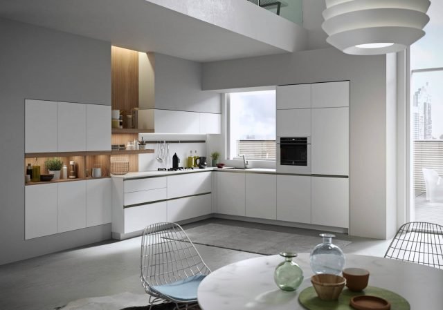 cucina con i pensili Joy di Snaidero è la cucina con pensili con un design giovane e essenziale; gli elementi sono realizzati in nobilitato bianco artico “scaldati” dagli schienali nella finitura effetto legno chiaro. Le linee nitide e pulite e la colorazione chiara la rendono facile da ambientare. Una base da 60 cm in nobilitato bianco artico, prezzo 155 euro. Il pensile da 45 cm in nobilitato bianco artico, prezzo 91 euro. w HYPERLINK "http://Www.snaidero.it/"ww.snaidero.it cucina con i pensili Joy di Snaidero è la cucina con pensili con un design giovane e essenziale; gli elementi sono realizzati in nobilitato bianco artico “scaldati” dagli schienali nella finitura effetto legno chiaro. Le linee nitide e pulite e la colorazione chiara la rendono facile da ambientare. Una base da 60 cm in nobilitato bianco artico, prezzo 155 euro. Il pensile da 45 cm in nobilitato bianco artico, prezzo 91 euro. w HYPERLINK "http://Www.snaidero.it/"ww.snaidero.it