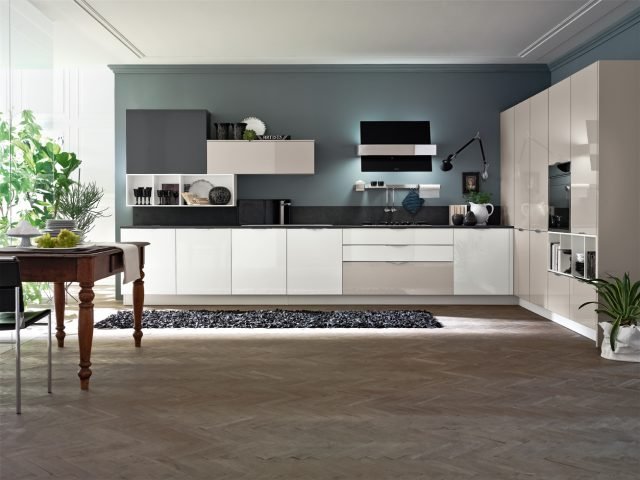 Modello più venduto di Stosa è Alevè, una cucina lineare ed elegante, facile da ambientare, luminosa e raffinata, caratterizzata da un ricercato accostamento cromatico. Le ante, con e senza maniglia, sono disponibili nella versione laccato lucido o nella finitura laminato. Un modulo da 60 cm, prezzo 136 euro per la versione base. www.stosacucine.com Modello più venduto di Stosa è Alevè, una cucina lineare ed elegante, facile da ambientare, luminosa e raffinata, caratterizzata da un ricercato accostamento cromatico. Le ante, con e senza maniglia, sono disponibili nella versione laccato lucido o nella finitura laminato. Un modulo da 60 cm, prezzo 136 euro per la versione base. www.stosacucine.com