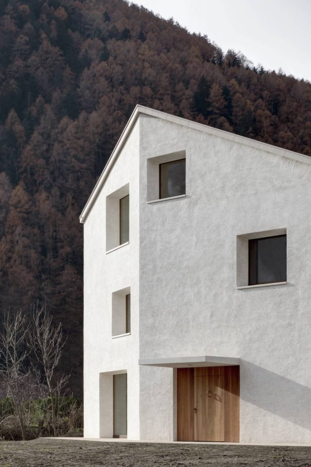 muratura di tamponamento realizzata con un laterizio rettificato per casa sulla riva del Rio Selva dei Molini a Campo Tures-Bolzano muratura di tamponamento realizzata con un laterizio rettificato per casa sulla riva del Rio Selva dei Molini a Campo Tures-Bolzano