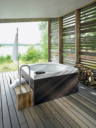 Ha corpo quadrato con bacino rotondo la minipiscina Blue Moon in acrilico con piano d’appoggio in bilaminato teak; per l’installazione in esterni sono disponibili i bilaminati nei colori wengé e ciliegio. Misura L 180 x P 180 cm. Il modello base costa 18.500 euro; di Duravit www.duravit.it Ha corpo quadrato con bacino rotondo la minipiscina Blue Moon in acrilico con piano d’appoggio in bilaminato teak; per l’installazione in esterni sono disponibili i bilaminati nei colori wengé e ciliegio. Misura L 180 x P 180 cm. Il modello base costa 18.500 euro; di Duravit www.duravit.it