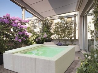 È dotata di impianto di riscaldamento la minipiscina con idromassaggio Playa 1 smontabile e leggera. È rivestita in rattan e dotata di cuscini abbinati in vari colori. Nella misura L 220 x P 220 cm costa, Iva esclusa, 4.070 euro; di Piscine Laghetto www.piscinelaghetto.com È dotata di impianto di riscaldamento la minipiscina con idromassaggio Playa 1 smontabile e leggera. È rivestita in rattan e dotata di cuscini abbinati in vari colori. Nella misura L 220 x P 220 cm costa, Iva esclusa, 4.070 euro; di Piscine Laghetto www.piscinelaghetto.com