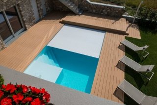 Ha rivestimento interno PVC in colore azzurro la piscina realizzata con tecnologia BlueStyle. Dotata di copertura a tapparella e di struttura in acciaio zincato misura L 400 x P 800 cm. Prezzo su richiesta; di Piscine Castiglione www.piscinecastiglione.it Credito immagine VIDEOSTUDIO 1 Ha rivestimento interno PVC in colore azzurro la piscina realizzata con tecnologia BlueStyle. Dotata di copertura a tapparella e di struttura in acciaio zincato misura L 400 x P 800 cm. Prezzo su richiesta; di Piscine Castiglione www.piscinecastiglione.it Credito immagine VIDEOSTUDIO 1