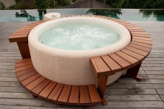 La minipiscina da esterni Legend per tre persone è dotata di 5 jets e disponibile in svariati colori. Molto leggera e portatile, ha un diametro esterno di 180 cm. Con bordo Lounge e colore mocca costa 11.380 euro; di Softub www.softub.com La minipiscina da esterni Legend per tre persone è dotata di 5 jets e disponibile in svariati colori. Molto leggera e portatile, ha un diametro esterno di 180 cm. Con bordo Lounge e colore mocca costa 11.380 euro; di Softub www.softub.com