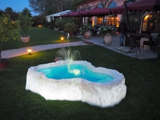 Il laghetto luminoso fuori terra Polaris, costruito in resina e polvere di marmo bianco, è posizionabile ovunque. È completo di pompa per il filtraggio, gioco d’acqua e illuminazione a LED. Ha una capacità di 900 litri e misura L 275 x P 185 x H 52 cm. Prezzo 1.800 euro; di Giardini d’Acqua www.giardinidacqua.it Il laghetto luminoso fuori terra Polaris, costruito in resina e polvere di marmo bianco, è posizionabile ovunque. È completo di pompa per il filtraggio, gioco d’acqua e illuminazione a LED. Ha una capacità di 900 litri e misura L 275 x P 185 x H 52 cm. Prezzo 1.800 euro; di Giardini d’Acqua www.giardinidacqua.it
