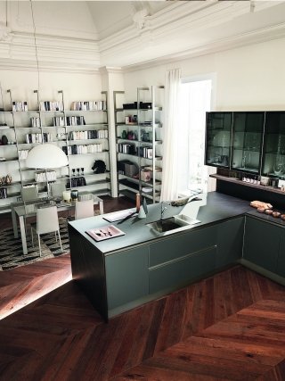 cucina Kaleidos di Febal Casa piano di lavoro in Dekton, finitura Kelya Natural e basi con frontali in vetro float grigio ombra cucina Kaleidos di Febal Casa piano di lavoro in Dekton, finitura Kelya Natural e basi con frontali in vetro float grigio ombra