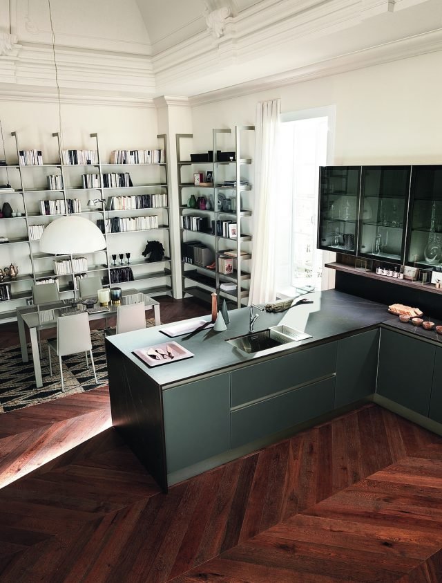 Kaleidos di Febal Casa ha il piano di lavoro in Dekton, finitura Kelya Natural e basi con frontali in vetro float grigio ombra. I pensili con vetrina in finitura bronzo "geometric" sono valorizzati dal fondo luminoso. Una base da 60 cm costa 273 euro. Kaleidos di Febal Casa ha il piano di lavoro in Dekton, finitura Kelya Natural e basi con frontali in vetro float grigio ombra. I pensili con vetrina in finitura bronzo "geometric" sono valorizzati dal fondo luminoso. Una base da 60 cm costa 273 euro.
