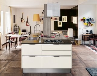 Cucina Carrera.Go PLUS di Veneta Cucine con ante in laccato lucido lattemiele e top in Quartzforms® Veined Decò Q40 Cucina Carrera.Go PLUS di Veneta Cucine con ante in laccato lucido lattemiele e top in Quartzforms® Veined Decò Q40