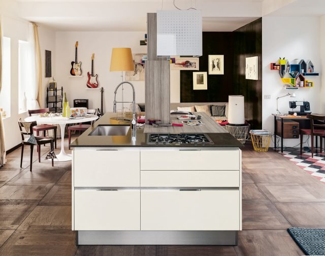 Carrera.Go PLUS di Veneta Cucine ha ante in laccato lucido lattemiele e top in Quartzforms® Veined Decò Q40. L'isola è completata da vani a giorno. Una base da 60 con un'anta costa a partire da 222 euro. Quartzforms® Pietra tecnica composta da quarzo puro con una minima percentuale di resina strutturale, poliestere e pigmenti colorati stabilizzati ai raggi Uv. Prodotta sotto forma di lastre da 305 x 140 cm, è disponibile in un’ampia gamma di colori, tonalità e in diverse finiture. È atossica, inassorbente, resistente all’urto, al fuoco e agli acidi. Grazie al brevetto Invisible Line®, è possibile ricavare piani cucina lunghi oltre 3 metri senza alcuna giunzione visibile. Carrera.Go PLUS di Veneta Cucine ha ante in laccato lucido lattemiele e top in Quartzforms® Veined Decò Q40. L'isola è completata da vani a giorno. Una base da 60 con un'anta costa a partire da 222 euro. Quartzforms® Pietra tecnica composta da quarzo puro con una minima percentuale di resina strutturale, poliestere e pigmenti colorati stabilizzati ai raggi Uv. Prodotta sotto forma di lastre da 305 x 140 cm, è disponibile in un’ampia gamma di colori, tonalità e in diverse finiture. È atossica, inassorbente, resistente all’urto, al fuoco e agli acidi. Grazie al brevetto Invisible Line®, è possibile ricavare piani cucina lunghi oltre 3 metri senza alcuna giunzione visibile.