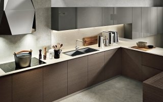 cucina Arena di Maistri si distingue per il piano di lavoro in Lapitec® bianco crema cucina Arena di Maistri si distingue per il piano di lavoro in Lapitec® bianco crema