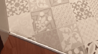 nuovo pavimento sopra le piastrelle