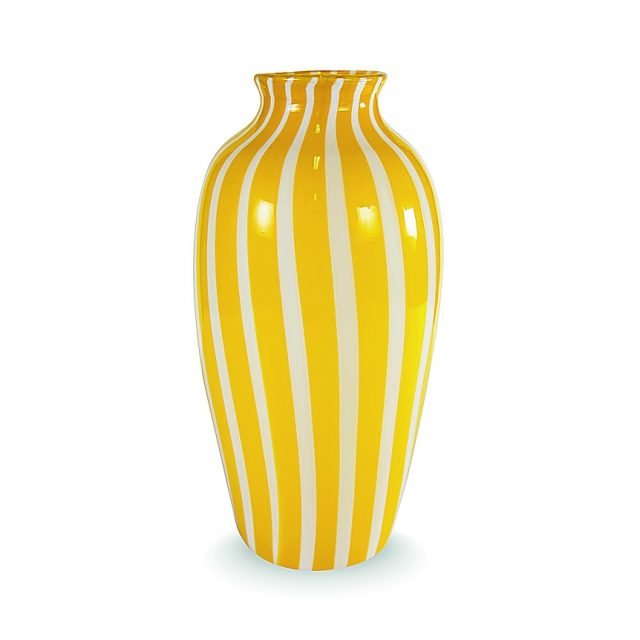È lavorato a mano seguendo le antiche tecniche della tradizione Muranese.
Yellow Submarine di Abate Zanetti (www.abatezanetti.it) è caratterizzato dalla lavorazione a canne. Alto 28 cm, costa 590 euro. È lavorato a mano seguendo le antiche tecniche della tradizione Muranese.
Yellow Submarine di Abate Zanetti (www.abatezanetti.it) è caratterizzato dalla lavorazione a canne. Alto 28 cm, costa 590 euro.
