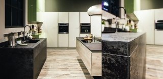 cucina di Arrex Le Cucine con ante Oriente effetto legno colore Camoscio e ante Sole in laccato lucido cucina di Arrex Le Cucine con ante Oriente effetto legno colore Camoscio e ante Sole in laccato lucido