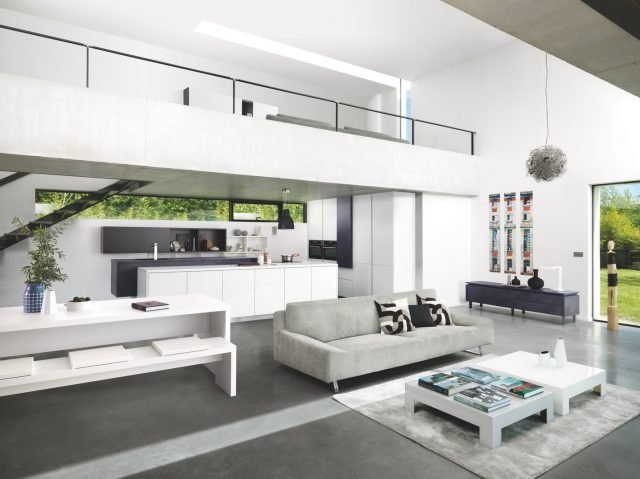Collezione Linea Design "Tendenza Grafica" di Schmidt, la cucina per loft attrezzata su misura, con cappa di aspirazione decorativa. È tutto calcolato al millimetro. Le linee sono pulite, il lavello e il piano cottura sono a filo top, spiccano i materiali grezzi dell'isola centrale con l'interessante contrasto tra il color bianco opaco e il monolite color blu cobalto. Mobili senza maniglie per sottolineare l'essenzialità dell'insieme. Prezzo su preventivo. www.home-design.schmidt Collezione Linea Design "Tendenza Grafica" di Schmidt, la cucina per loft attrezzata su misura, con cappa di aspirazione decorativa. È tutto calcolato al millimetro. Le linee sono pulite, il lavello e il piano cottura sono a filo top, spiccano i materiali grezzi dell'isola centrale con l'interessante contrasto tra il color bianco opaco e il monolite color blu cobalto. Mobili senza maniglie per sottolineare l'essenzialità dell'insieme. Prezzo su preventivo. www.home-design.schmidt