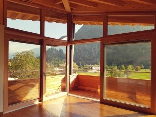 Serramenti in legno e alluminio Eternity con sopraluce