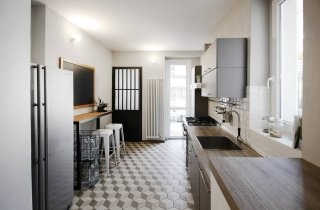 CUCINA – La cucina è organizzata con una parete attrezzata ed una parete
dedicata ad un bancone bar accompagnato dal frigo freestanding. Frigorifero e blocco fuochi
sono stati scelti a libera installazione, e completamente in inox, per accentuare il carattere
industriale dell’ambiente cucina. Blocco freestanding fuochi e forno GLAM; Ffrigorifero
doppia porta freestanding SAMSUNG;, Mobili cucina Asta del Mobile; Bancone bar realizzato
su disegno della proprietà; Lavagna vintage; Ssgabelli bianchi Tolix. Tutti i radatori sono
modello Charleston Zehnder. CUCINA – La cucina è organizzata con una parete attrezzata ed una parete
dedicata ad un bancone bar accompagnato dal frigo freestanding. Frigorifero e blocco fuochi
sono stati scelti a libera installazione, e completamente in inox, per accentuare il carattere
industriale dell’ambiente cucina. Blocco freestanding fuochi e forno GLAM; Ffrigorifero
doppia porta freestanding SAMSUNG;, Mobili cucina Asta del Mobile; Bancone bar realizzato
su disegno della proprietà; Lavagna vintage; Ssgabelli bianchi Tolix. Tutti i radatori sono
modello Charleston Zehnder.