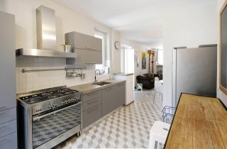 CUCINA – La cucina è organizzata con una parete attrezzata ed una parete
dedicata ad un bancone bar accompagnato dal frigo freestanding. Frigorifero e blocco fuochi
sono stati scelti a libera installazione, e completamente in inox, per accentuare il carattere
industriale dell’ambiente cucina. Blocco freestanding fuochi e forno GLAM; Ffrigorifero
doppia porta freestanding SAMSUNG;, Mobili cucina Asta del Mobile; Bancone bar realizzato
su disegno della proprietà; Lavagna vintage; Ssgabelli bianchi Tolix. Tutti i radatori sono
modello Charleston Zehnder. CUCINA – La cucina è organizzata con una parete attrezzata ed una parete
dedicata ad un bancone bar accompagnato dal frigo freestanding. Frigorifero e blocco fuochi
sono stati scelti a libera installazione, e completamente in inox, per accentuare il carattere
industriale dell’ambiente cucina. Blocco freestanding fuochi e forno GLAM; Ffrigorifero
doppia porta freestanding SAMSUNG;, Mobili cucina Asta del Mobile; Bancone bar realizzato
su disegno della proprietà; Lavagna vintage; Ssgabelli bianchi Tolix. Tutti i radatori sono
modello Charleston Zehnder.