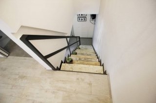 La scala è stata realizzata su disegno e presenta una struttura in carpenteria
di ferro, verniciata color grigio antracite, su cui sono fissate pedate realizzate a partire da
vecchie assi da ponte stagionate, piallate e cerate. La scala è stata realizzata su disegno e presenta una struttura in carpenteria
di ferro, verniciata color grigio antracite, su cui sono fissate pedate realizzate a partire da
vecchie assi da ponte stagionate, piallate e cerate.