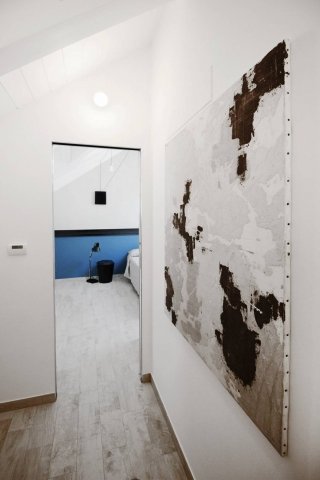 DISIMPEGNO PRIMO PIANO – Al primo piano arredi vintage provenienti dal
Balon di Torino, uno dei più grandi mercati delle pulci del mondo. Opere alle pareti
realizzate dal proprietario. Pavimenti e Bayker Ceramiche. DISIMPEGNO PRIMO PIANO – Al primo piano arredi vintage provenienti dal
Balon di Torino, uno dei più grandi mercati delle pulci del mondo. Opere alle pareti
realizzate dal proprietario. Pavimenti e Bayker Ceramiche.