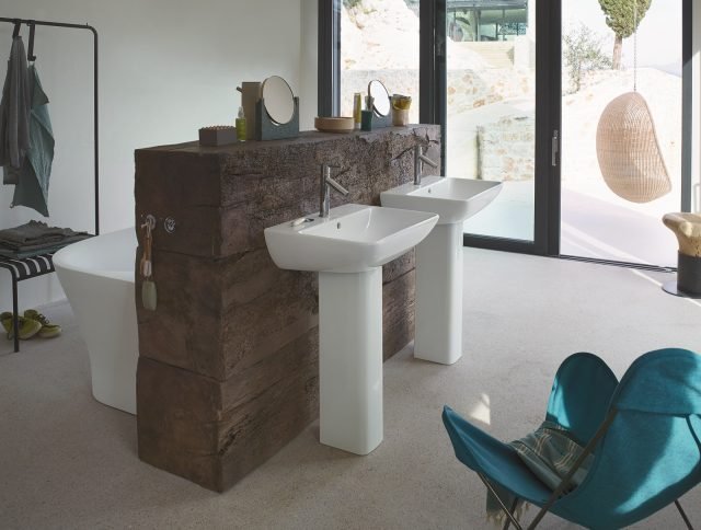 È realizzato in ceramica bianca il lavabo a colonna ME by Starck di Duravit. Misura L 60 x P 46 cm. Prezzo 174 euro, prezzo della colonna in ceramica bianca 154 euro. www.duravit.it È realizzato in ceramica bianca il lavabo a colonna ME by Starck di Duravit. Misura L 60 x P 46 cm. Prezzo 174 euro, prezzo della colonna in ceramica bianca 154 euro. www.duravit.it