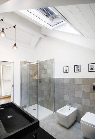 BAGNO PRIMO PIANO – L’ampio bagno al primo piano ha una linea molto pulita
arricchita da piccoli dettagli come lo specchio in stile con la cornice laccata. Un grosso velux
garantisce un’ottima qualità della luce naturale, che fa risaltare le travature bianche del
nuovo tetto in legno. Sanitari Kerasan, Rubinetterie Idelco, arredi vintage; Pavimenti e
rivestimenti Bayker Ceramiche. BAGNO PRIMO PIANO – L’ampio bagno al primo piano ha una linea molto pulita
arricchita da piccoli dettagli come lo specchio in stile con la cornice laccata. Un grosso velux
garantisce un’ottima qualità della luce naturale, che fa risaltare le travature bianche del
nuovo tetto in legno. Sanitari Kerasan, Rubinetterie Idelco, arredi vintage; Pavimenti e
rivestimenti Bayker Ceramiche.