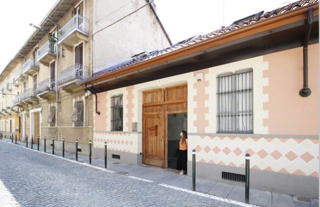 DOPO I LAVORI: FACCIATA SU STRADA - La facciata esterna è stata ripulita ripristinando i colori originali. Il disegno di facciata incornicia le finestre sulla strada ed esalta la bellezza del portone originale restaurato. DOPO I LAVORI: FACCIATA SU STRADA - La facciata esterna è stata ripulita ripristinando i colori originali. Il disegno di facciata incornicia le finestre sulla strada ed esalta la bellezza del portone originale restaurato.