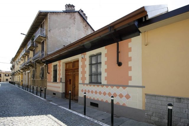 DOPO I LAVORI: FACCIATA SU STRADA - La facciata esterna è stata ripulita ripristinando i colori originali. Il disegno di facciata incornicia le finestre sulla strada ed esalta la bellezza del portone originale restaurato. DOPO I LAVORI: FACCIATA SU STRADA - La facciata esterna è stata ripulita ripristinando i colori originali. Il disegno di facciata incornicia le finestre sulla strada ed esalta la bellezza del portone originale restaurato.