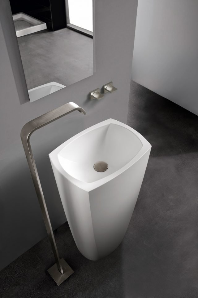 Ha forme geometriche che ricordano un monolite, il lavabo a colonna Tephi di Graff realizzato nel materiale composito di pietra Sleek-Stone® nella finitura Matt. Misura L 45,5 x P 32,8 cm ed è alto 84,5 cm. Prezzo su richiesta. www.graff-faucets.com/it/ Ha forme geometriche che ricordano un monolite, il lavabo a colonna Tephi di Graff realizzato nel materiale composito di pietra Sleek-Stone® nella finitura Matt. Misura L 45,5 x P 32,8 cm ed è alto 84,5 cm. Prezzo su richiesta. www.graff-faucets.com/it/