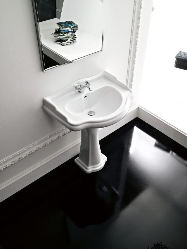 Richiama il fascino della Belle Epoque, il lavabo a colonna Retrò di Kerasan in ceramica bianca, disponibile anche nel colore nero. La colonna è alta 86 cm. Nella misura L 55 x P 46 cm costa 410 euro. www.kerasan.it Richiama il fascino della Belle Epoque, il lavabo a colonna Retrò di Kerasan in ceramica bianca, disponibile anche nel colore nero. La colonna è alta 86 cm. Nella misura L 55 x P 46 cm costa 410 euro. www.kerasan.it